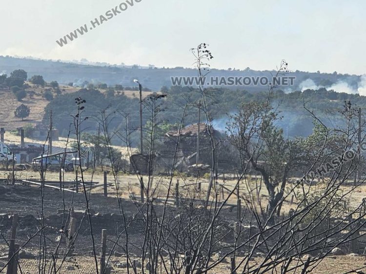 Евакуираха хора и в Свиленградско, стихията изпепели Равна гора