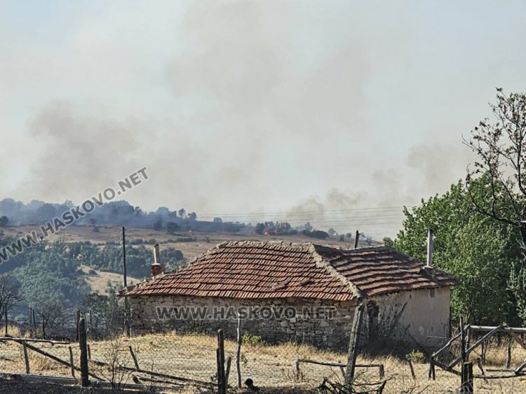 Евакуираха хора и в Свиленградско, стихията изпепели Равна гора
