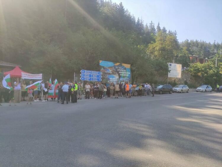 Жители на Брезе излязоха на мирен протест, искат Община Девин да им обърне внимание