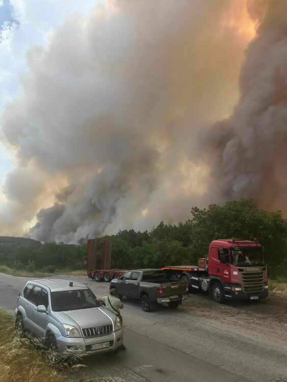 Евакуираха хора и в Свиленградско, стихията изпепели Равна гора