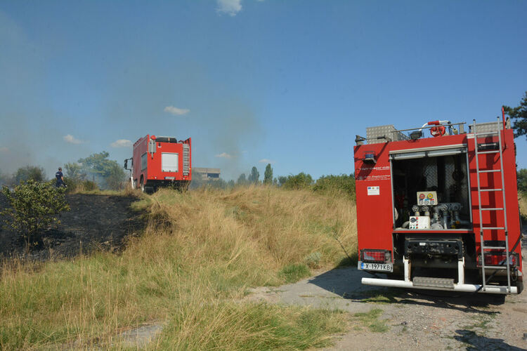 Пламнаха сухи треви и храсти до македонските гробища в Хасково
