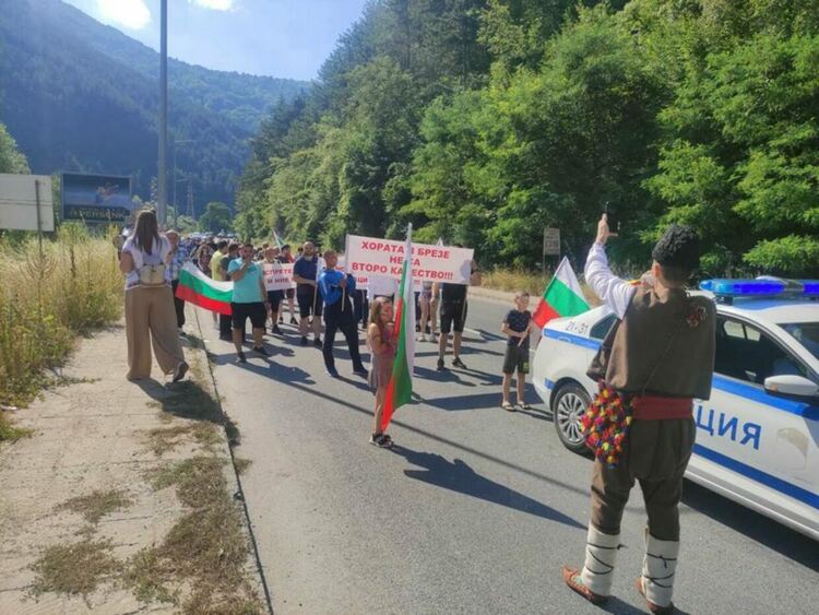 Жители на Брезе излязоха на мирен протест, искат Община Девин да им обърне внимание