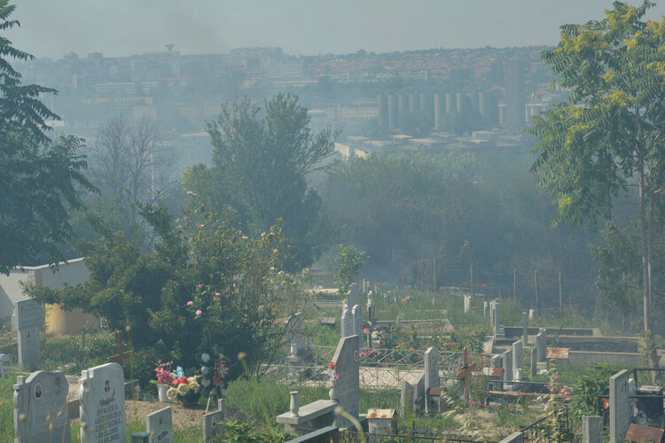Пламнаха сухи треви и храсти до македонските гробища в Хасково