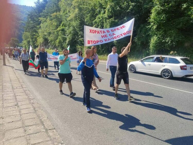 Жители на Брезе излязоха на мирен протест, искат Община Девин да им обърне внимание