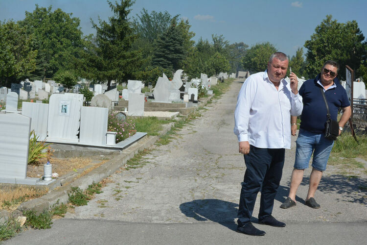 Пламнаха сухи треви и храсти до македонските гробища в Хасково