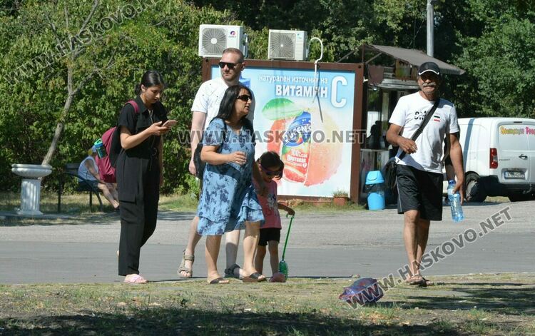 Масово търсят спасение от жегите в парк "Кенана"