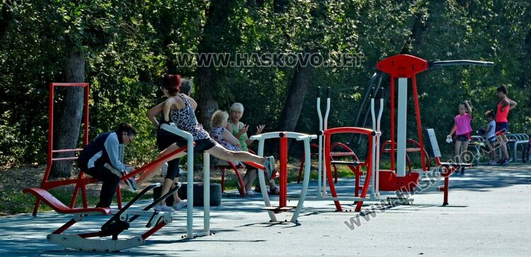 Масово търсят спасение от жегите в парк "Кенана"