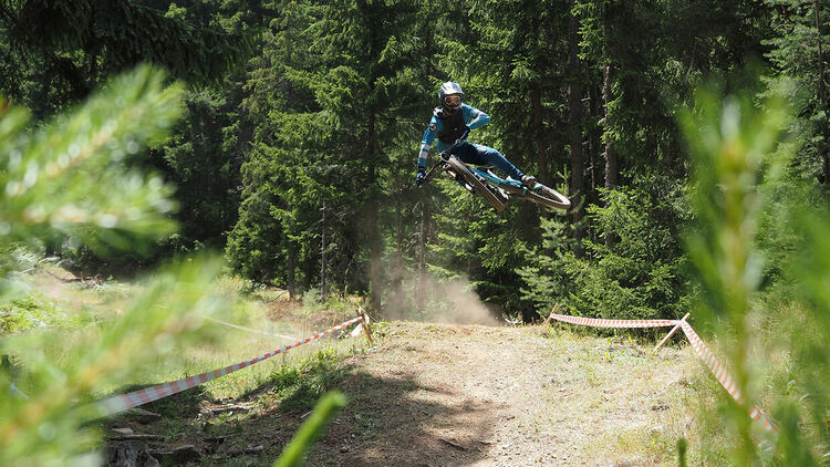 Чепеларе събра рекорден брой участници в Държавния шампионат по спускане в планинското колоездене
