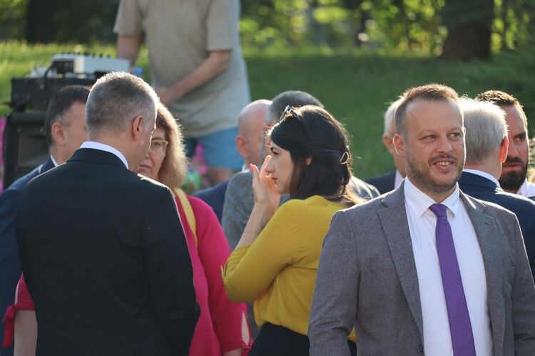 "Доспат не сте сами" с протест пред Народното събрание поискаха промени в Закона за устройство на територията.