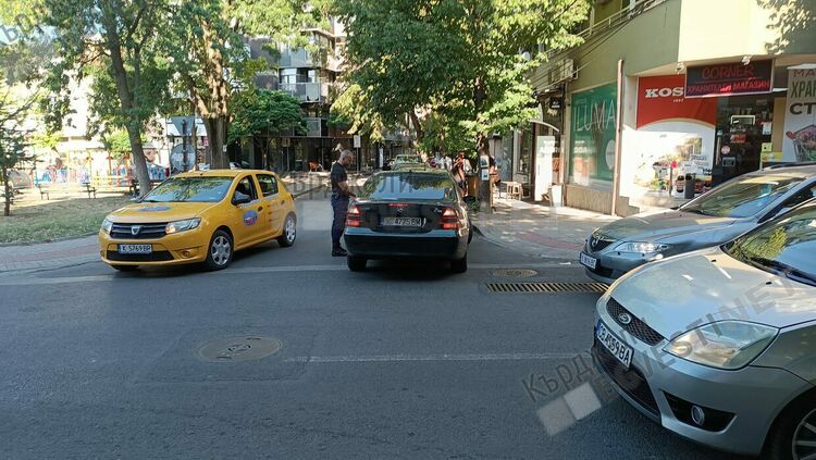 Тарикат кара в насрещното в центъра на Кърджали,налетя на патрулка