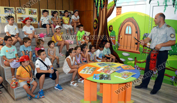 Представиха професията „пожарникар“ пред деца в хасковската библиотека