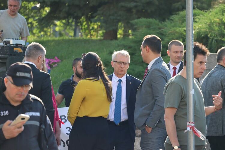 "Доспат не сте сами" с протест пред Народното събрание поискаха промени в Закона за устройство на територията.