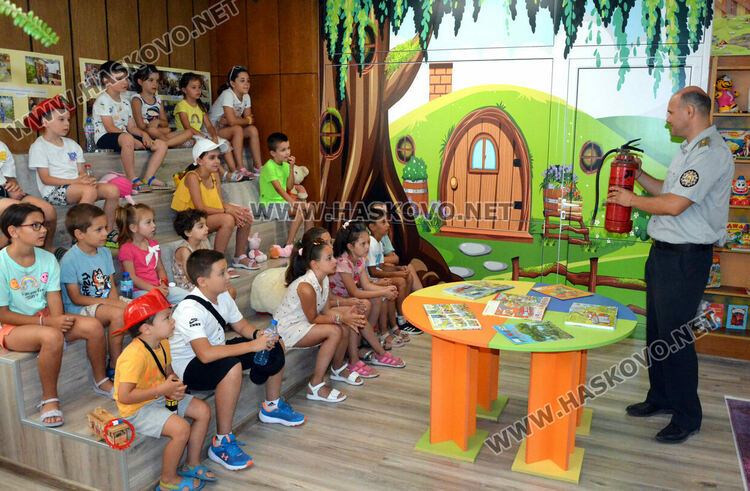 Представиха професията „пожарникар“ пред деца в хасковската библиотека