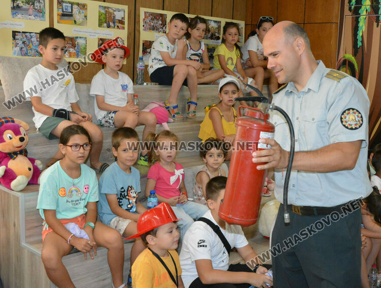 Представиха професията „пожарникар“ пред деца в хасковската библиотека