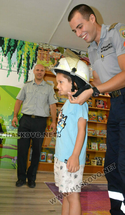 Представиха професията „пожарникар“ пред деца в хасковската библиотека