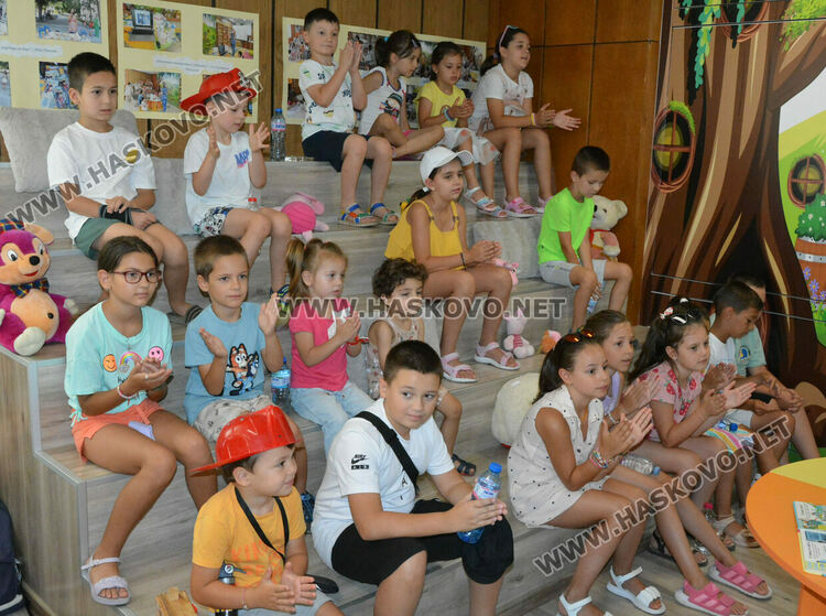 Представиха професията „пожарникар“ пред деца в хасковската библиотека