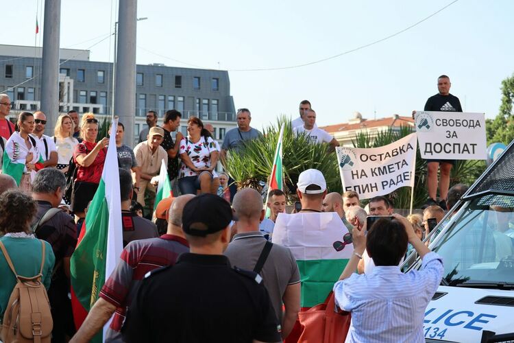 "Доспат не сте сами" с протест пред Народното събрание поискаха промени в Закона за устройство на територията.