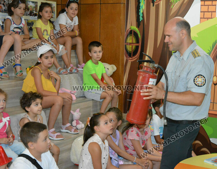 Представиха професията „пожарникар“ пред деца в хасковската библиотека