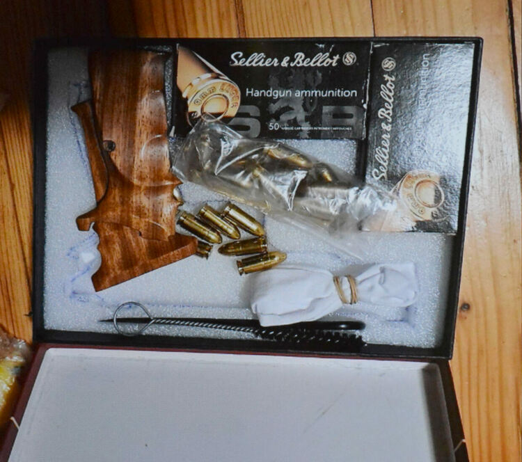 Двама са задържани с арсенал от незаконни оръжия в Димитровград, Хасково и София