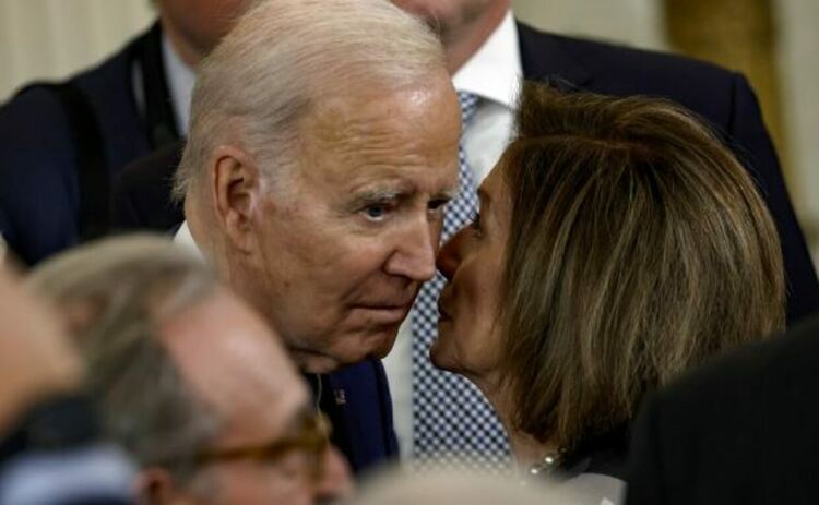 Нанси Пелоси шепне на ухото на Байдън
