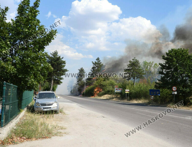 Пожар гори край бензиностанция в Харманли, има опасност от взрив