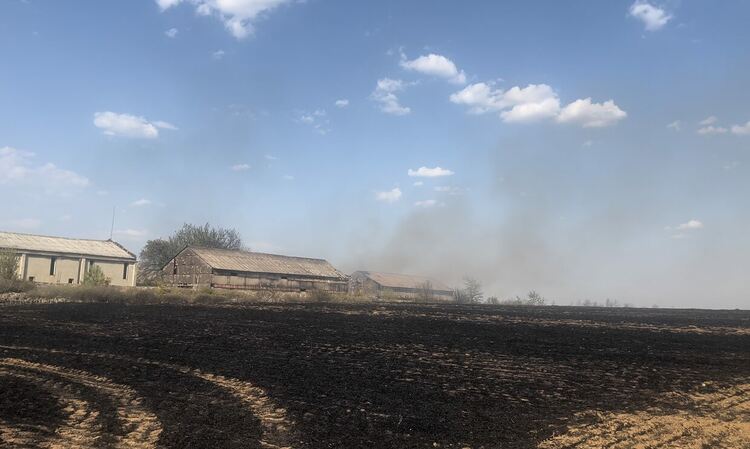 Пожар гори край бензиностанция в Харманли, има опасност от взрив