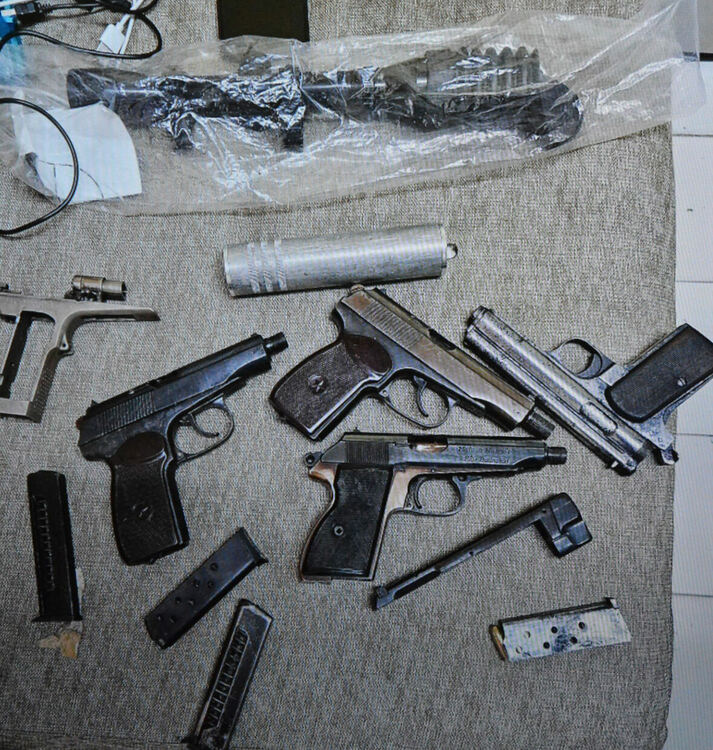 Двама са задържани с арсенал от незаконни оръжия в Димитровград, Хасково и София