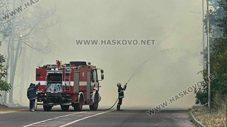 Пожар гори край бензиностанция в Харманли, има опасност от взрив