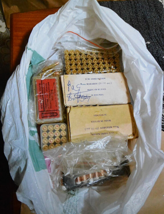 Двама са задържани с арсенал от незаконни оръжия в Димитровград, Хасково и София