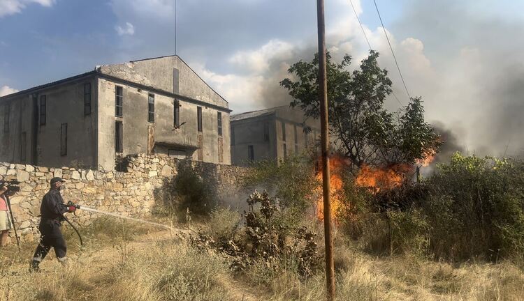 Пожар гори край бензиностанция в Харманли, има опасност от взрив