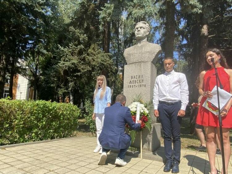 Перничани отбелязаха годишнината от рождението на Васил Левски пред паметника му в центъра на града
