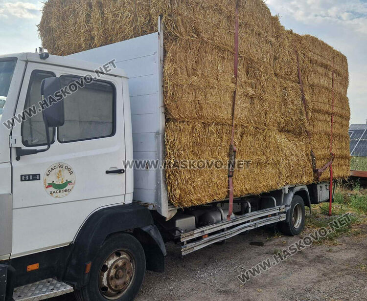 Земеделец от Хасково с подкрепа за изхранването на животни в опожареното село Равна гора