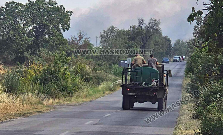 Пожар гори край бензиностанция в Харманли, има опасност от взрив