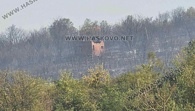 Пожар гори край бензиностанция в Харманли, има опасност от взрив