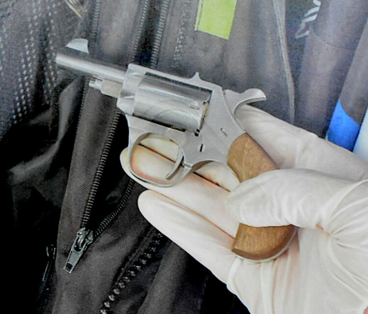 Двама са задържани с арсенал от незаконни оръжия в Димитровград, Хасково и София