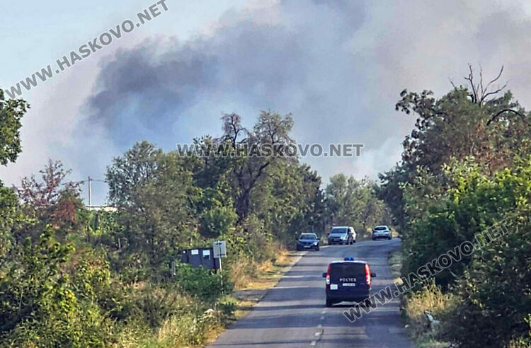 Пожар гори край бензиностанция в Харманли, има опасност от взрив