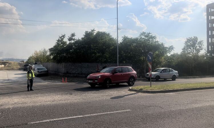 Пожар гори край бензиностанция в Харманли, има опасност от взрив