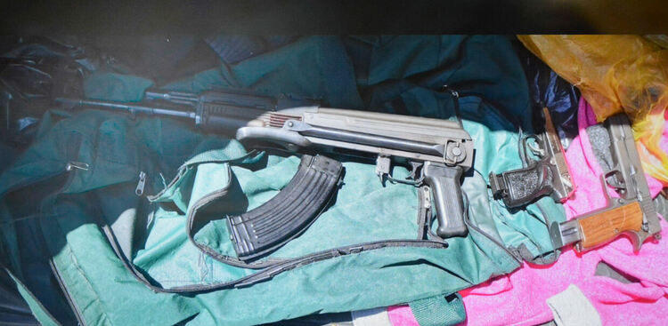Двама са задържани с арсенал от незаконни оръжия в Димитровград, Хасково и София
