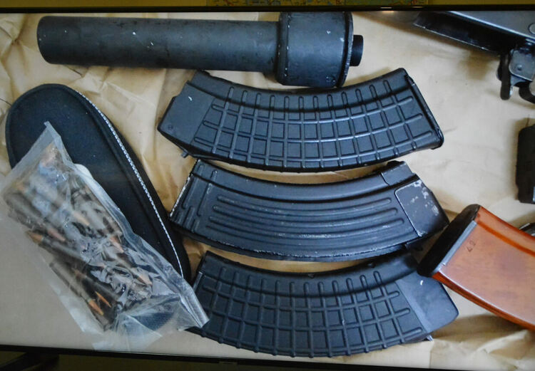 Двама са задържани с арсенал от незаконни оръжия в Димитровград, Хасково и София