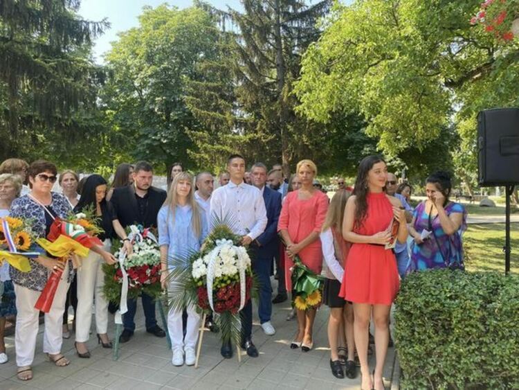 Перничани отбелязаха годишнината от рождението на Васил Левски пред паметника му в центъра на града