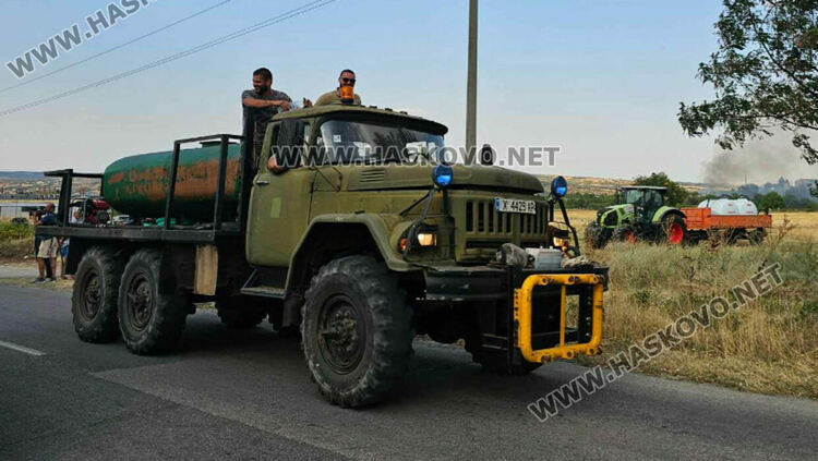Пожар гори край бензиностанция в Харманли, има опасност от взрив