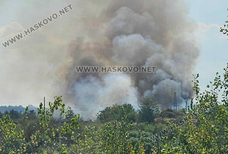 Пожар гори край бензиностанция в Харманли, има опасност от взрив