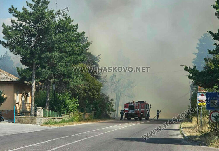 Пожар гори край бензиностанция в Харманли, има опасност от взрив