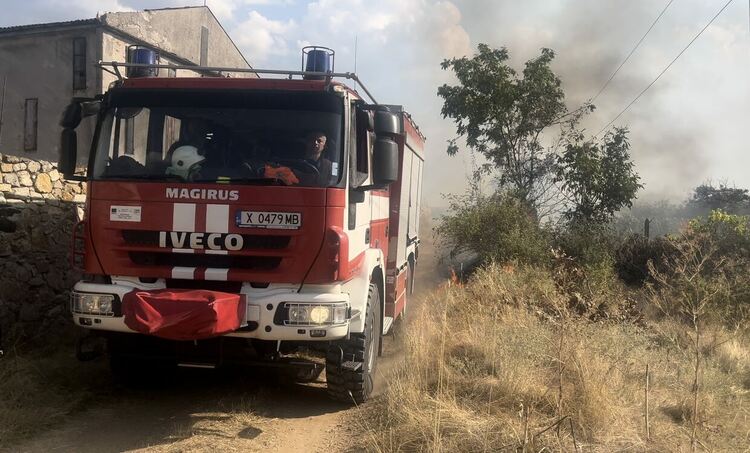Пожар гори край бензиностанция в Харманли, има опасност от взрив