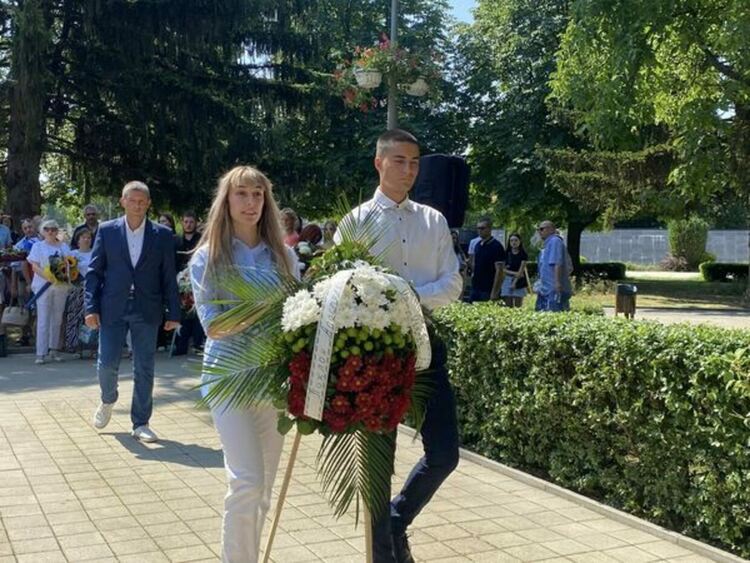 Перничани отбелязаха годишнината от рождението на Васил Левски пред паметника му в центъра на града