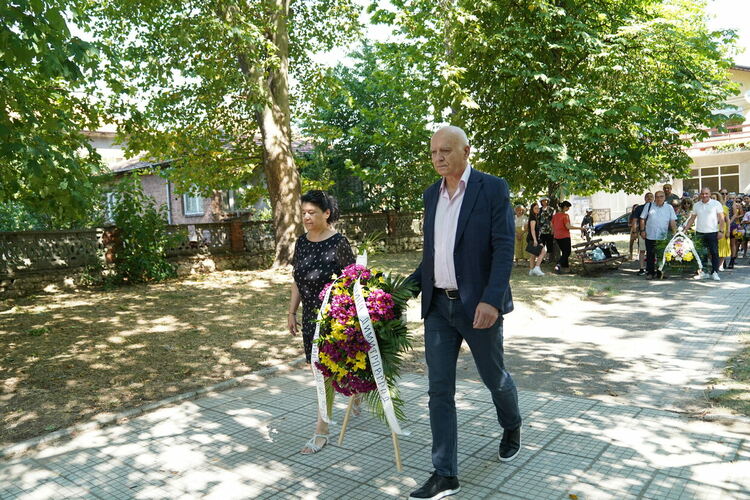 Десетки граждани честваха рождението на Апостола на свободата