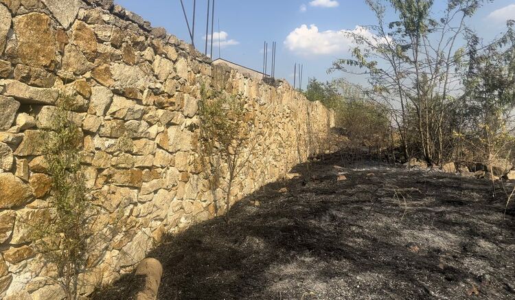 Пожар гори край бензиностанция в Харманли, има опасност от взрив