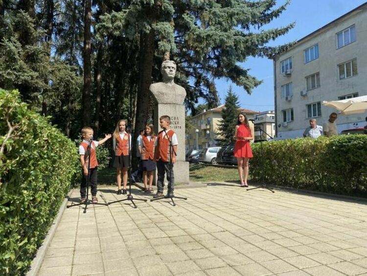 Перничани отбелязаха годишнината от рождението на Васил Левски пред паметника му в центъра на града