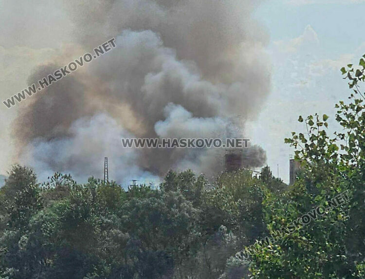 Пожар гори край бензиностанция в Харманли, има опасност от взрив