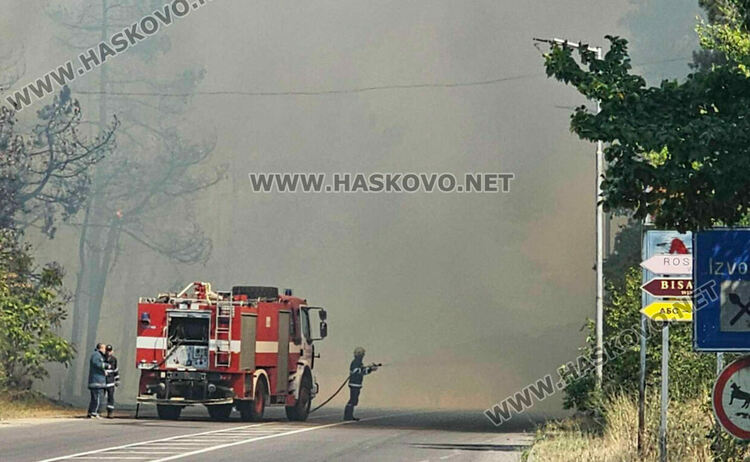 Пожар гори край бензиностанция в Харманли, има опасност от взрив